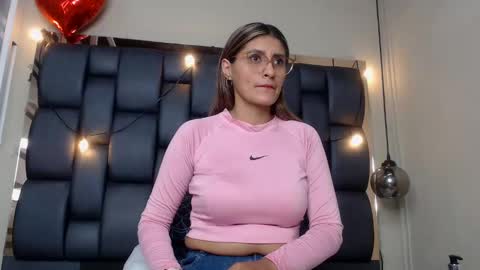 Snapshot of lady_falcon chatting on 02/18/25, 01:43 LADY  online show from 02/18/25, 01:43