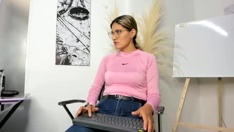 Snapshot of lady_falcon chatting on 03/05/25, 01:52 LADY  online show from 03/05/25, 01:52