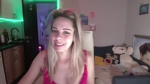 Snapshot of lady_smile69 chatting on 12/05/25, 06:33 lady_smile69 online show from 12/05/25, 06:33