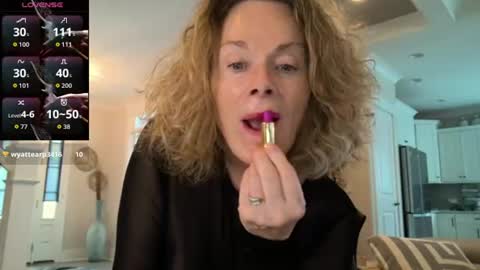 Snapshot of ladybabs chatting on 06/19/26, 06:01 Ladybabs online show from 06/19/26, 06:01