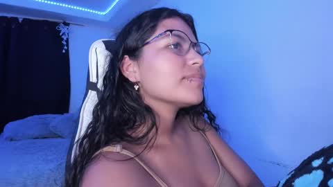 Snapshot of ladybrown_16 chatting on 12/26/24, 06:52  Lady  online show from 12/26/24, 06:52
