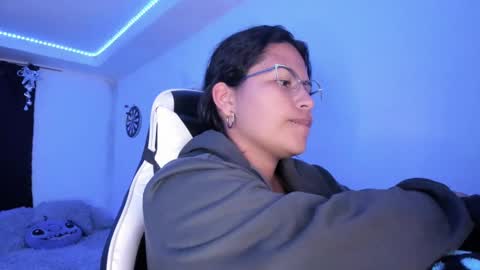 Snapshot of ladybrown_16 chatting on 01/12/25, 02:35  Lady  online show from 01/12/25, 02:35