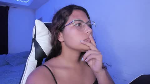 Snapshot of ladybrown_16 chatting on 09/10/25, 02:33  Lady  online show from 09/10/25, 02:33