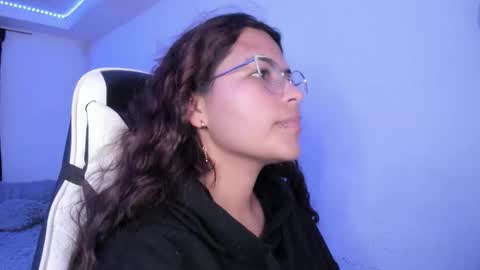 Snapshot of ladybrown_16 chatting on 09/21/25, 04:25  Lady  online show from 09/21/25, 04:25