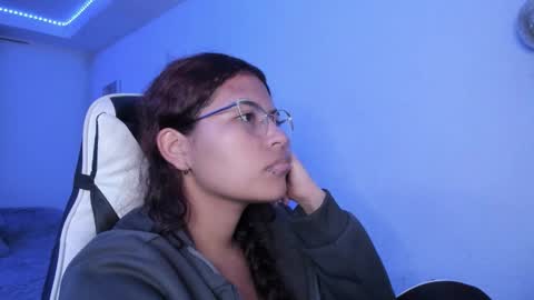 Snapshot of ladybrown_16 chatting on 09/27/25, 02:38  Lady  online show from 09/27/25, 02:38