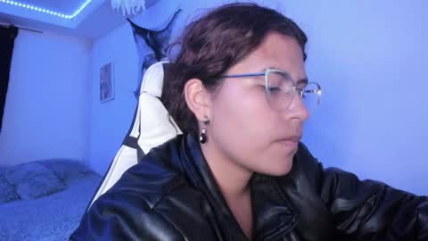 Snapshot of ladybrown_16 chatting on 10/15/25, 02:33  Lady  online show from 10/15/25, 02:33