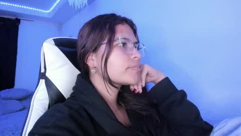 Snapshot of ladybrown_16 chatting on 10/22/25, 02:01  Lady  online show from 10/22/25, 02:01