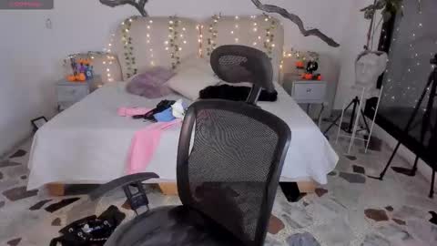 Lady  online show from 10/28/25, 05:11