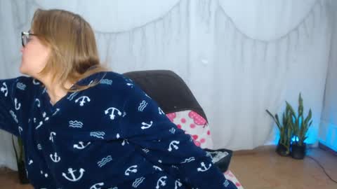 Snapshot of lahurent_weed420 chatting on 04/11/26, 03:49 paola and a guest lol online show from 04/11/26, 03:49