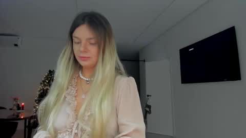 Lallie  online show from 12/21/25, 03:19