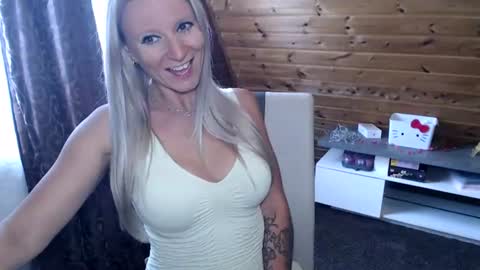 LaMadrina006 online show from 06/15/26, 07:54