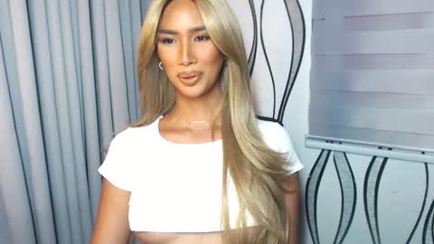 Snapshot of lanadel_hilton chatting on 02/19/25, 04:01 Lana online show from 02/19/25, 04:01