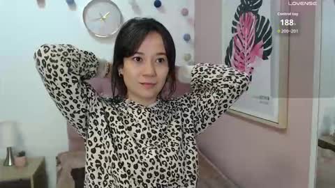 Snapshot of lanna_mills chatting on 10/17/25, 01:25 Lanna online show from 10/17/25, 01:25