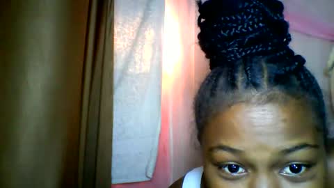 Snapshot of lara_belle chatting on 05/23/26, 06:29 lara_belle online show from 05/23/26, 06:29