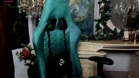 lara_benson_ online show from 12/17/25, 10:32