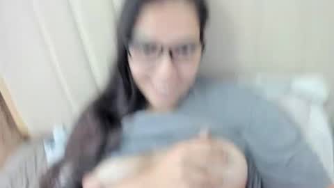 lara online show from 11/28/25, 03:04