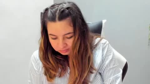 Snapshot of laracat18 chatting on 06/17/26, 02:47 Lara online show from 06/17/26, 02:47