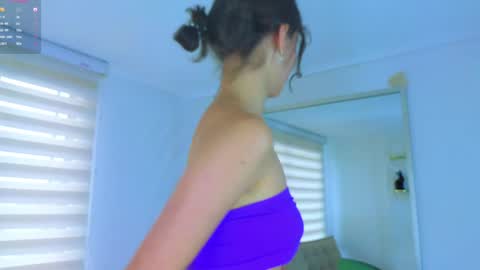 Snapshot of laralane_ chatting on 12/09/24, 06:25 Lara online show from 12/09/24, 06:25