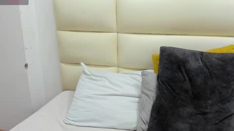 Snapshot of laramoon_ chatting on 02/10/25, 05:09 LARA online show from 02/10/25, 05:09