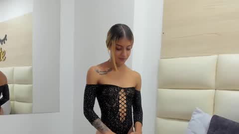 Snapshot of laramoon_ chatting on 02/22/25, 07:58 LARA online show from 02/22/25, 07:58