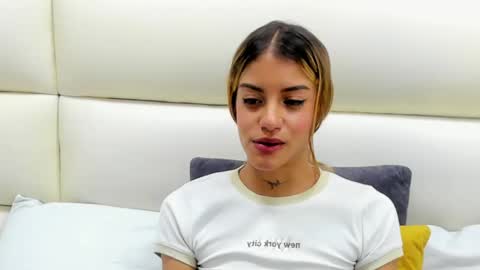 Snapshot of laramoon_ chatting on 03/06/25, 11:20 LARA online show from 03/06/25, 11:20