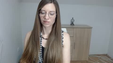 larawinters online show from 02/08/25, 08:53