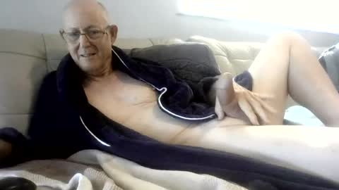 Snapshot of largerthan chatting on 07/08/26, 11:53 largerthan- say hi on entry online show from 07/08/26, 11:53
