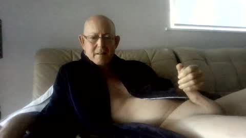 Snapshot of largerthan chatting on 07/11/26, 10:11 largerthan- say hi on entry online show from 07/11/26, 10:11