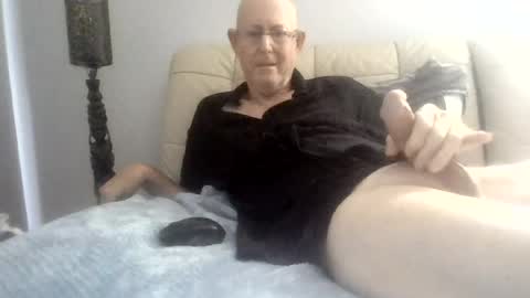 Snapshot of largerthan chatting on 07/29/26, 11:58 largerthan- say hi on entry online show from 07/29/26, 11:58