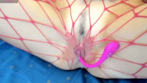 Larissa online show from 11/12/25, 01:22