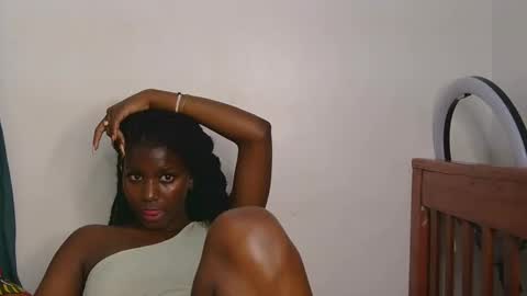 latiffaah_xx online show from 04/18/26, 07:58