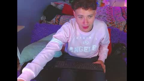 latin_boysxxx_ online show from 12/16/25, 06:57