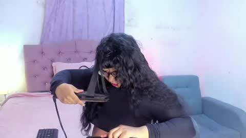 Snapshot of latinabombsheell chatting on 05/11/26, 05:57 Martina online show from 05/11/26, 05:57