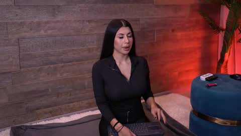 Latina online show from 11/21/25, 06:50