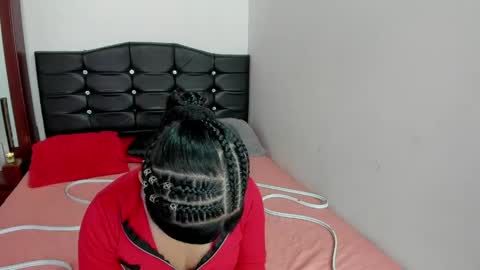 Snapshot of latinaqueen023 chatting on 05/30/26, 03:31 Luna online show from 05/30/26, 03:31