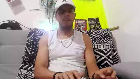 Snapshot of latinmartin254 chatting on 09/15/25, 02:33 latinmartin254 online show from 09/15/25, 02:33