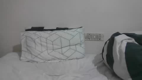 latino_rodri online show from 04/19/26, 01:05
