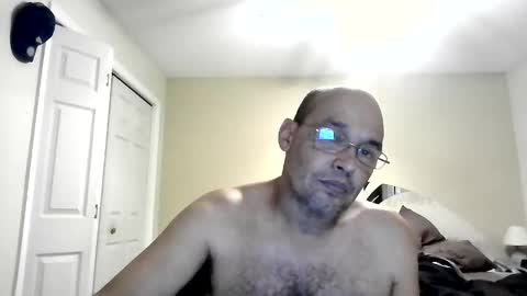 Snapshot of latinoinfla chatting on 10/24/25, 01:46 latinoinfla online show from 10/24/25, 01:46