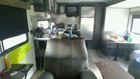 latniter online show from 10/26/25, 07:42