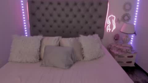 Snapshot of lau_123x chatting on 02/25/25, 02:47 Laura online show from 02/25/25, 02:47