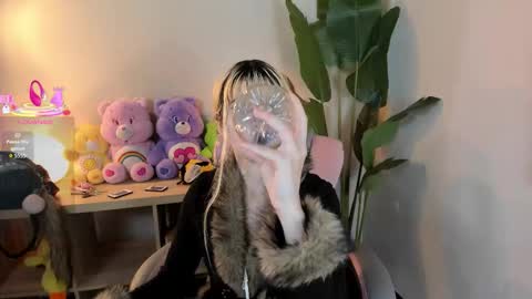 laukyubey1 online show from 10/24/25, 01:57