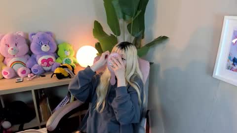 laukyubey1 online show from 10/27/25, 08:46