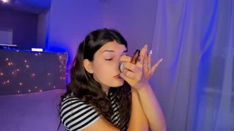 Snapshot of laura__leee chatting on 06/19/26, 05:01 Laura online show from 06/19/26, 05:01