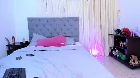Snapshot of laura__martiinez chatting on 06/10/26, 02:45 online show from 06/10/26, 02:45