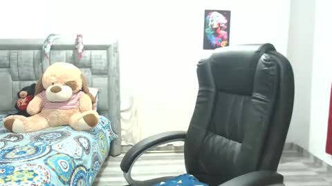 Snapshot of laura_craizy chatting on 10/22/25, 02:45 CALL ME LOVE  LAURA online show from 10/22/25, 02:45