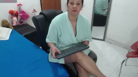 Snapshot of laura_foxx2379 chatting on 10/14/25, 12:00 laura_foxx2379 online show from 10/14/25, 12:00