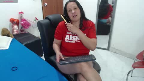 Snapshot of laura_foxx2379 chatting on 10/16/25, 02:01 laura_foxx2379 online show from 10/16/25, 02:01