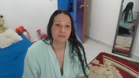 Snapshot of laura_foxx2379 chatting on 11/14/25, 04:06 laura_foxx2379 online show from 11/14/25, 04:06