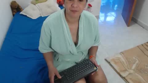 Snapshot of laura_foxx2379 chatting on 11/17/25, 05:30 laura_foxx2379 online show from 11/17/25, 05:30