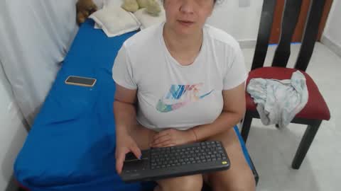 Snapshot of laura_foxx2379 chatting on 12/18/25, 02:56 laura_foxx2379 online show from 12/18/25, 02:56